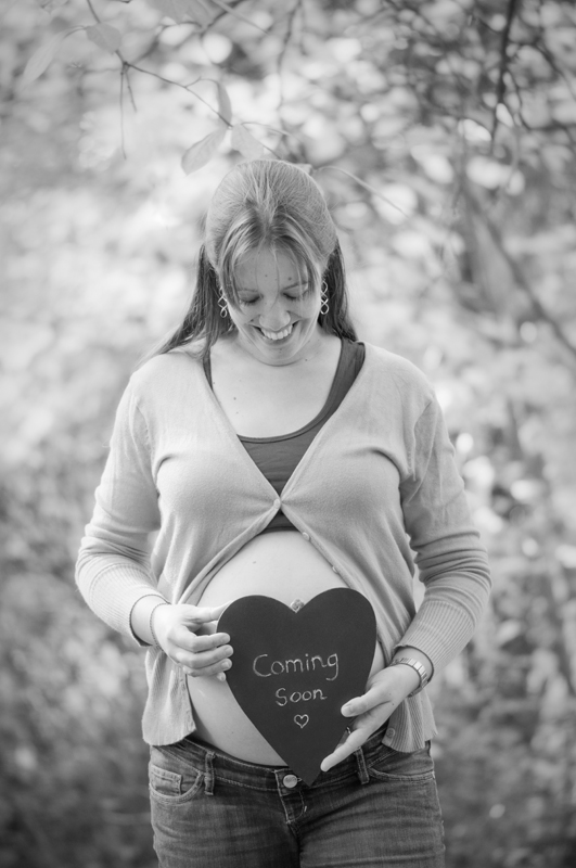 Zwangerschapsshoot in het bos - krijtbord hartvorm zwart-wit